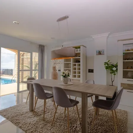 Luxurious Villa, 5 Bedrooms, Arguineguin,mogan Willa Mogán
